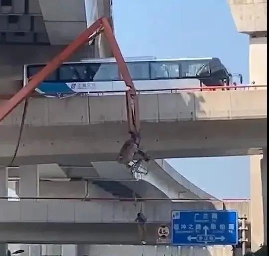 安全警示！上海高架一大巴碰撞施工中高空臂車